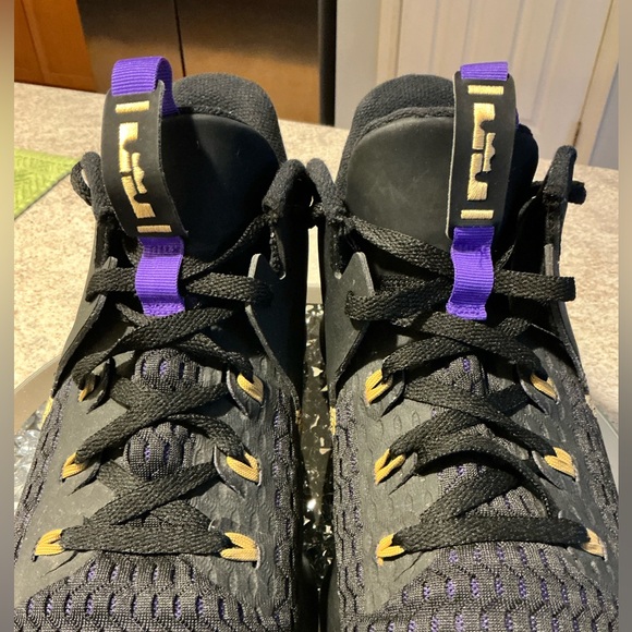 Nike LeBron James Witness 5 Basketball Shoe Black Purple Gold Lakers Mens SZ 13 - Picture 14 of 16